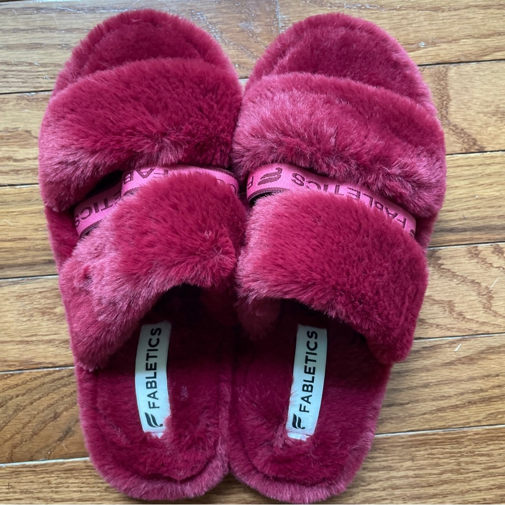 FABLETICS SNUG LOUNGE FAUX FUR SLIPPERS  new no box MAROON